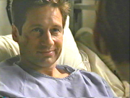 el post rapimento, inerme sul lettino e con Scully inchiodata al suo fianco, quando si sveglia ha la faccia tosta di fingere di non riconoscere la collega. - swfmsmile