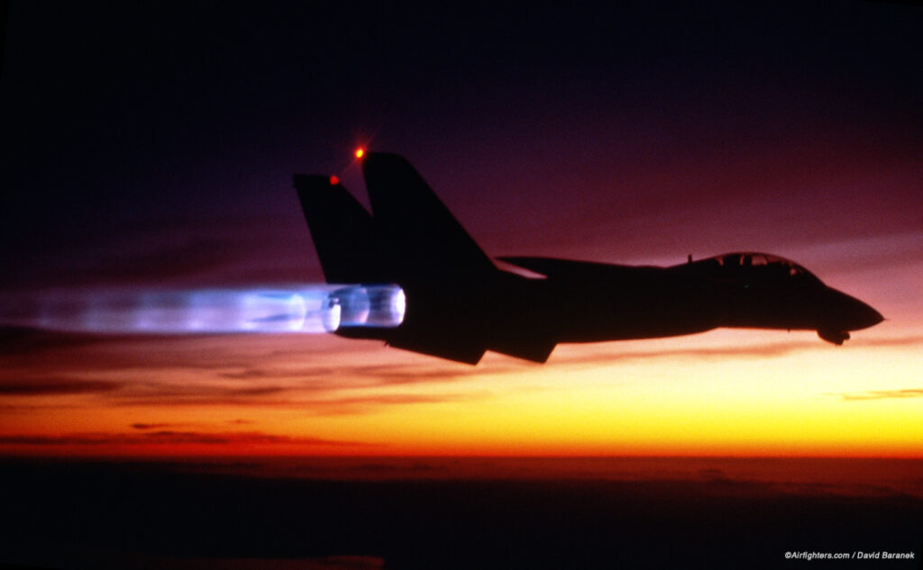 F-14 Tomcat con afterburner.